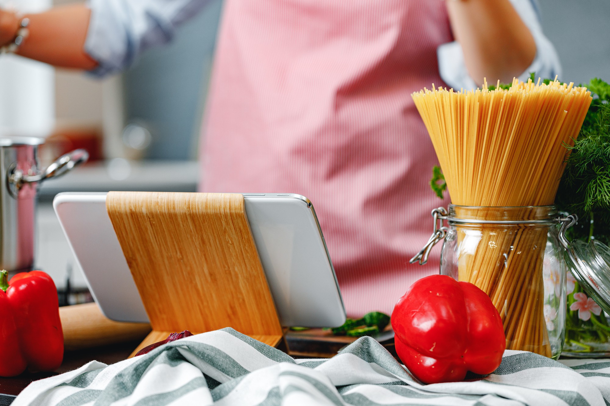 Banco cucina con ingredienti freschi e strumenti professionali